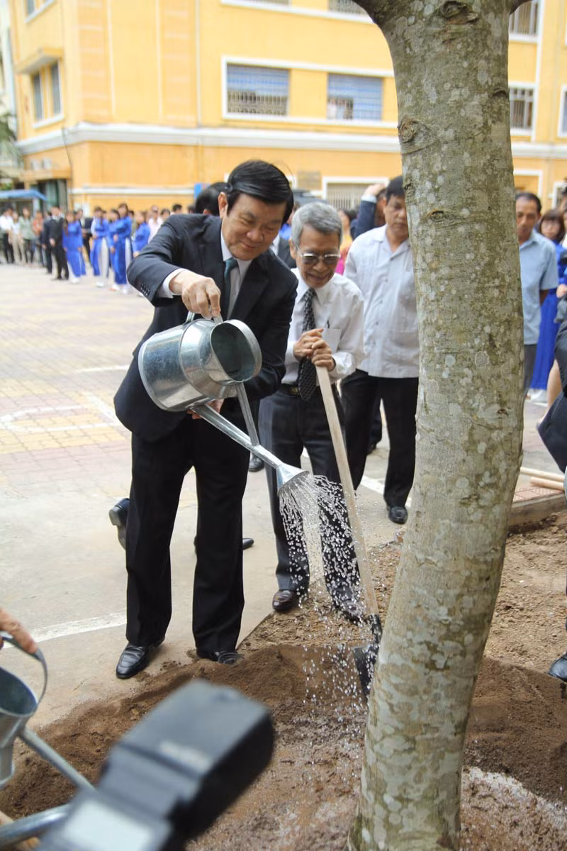 Chủ tịch nước trồng cây lưu niệm tại trước sân Thư viện của Trường ĐH KHXH&NV.