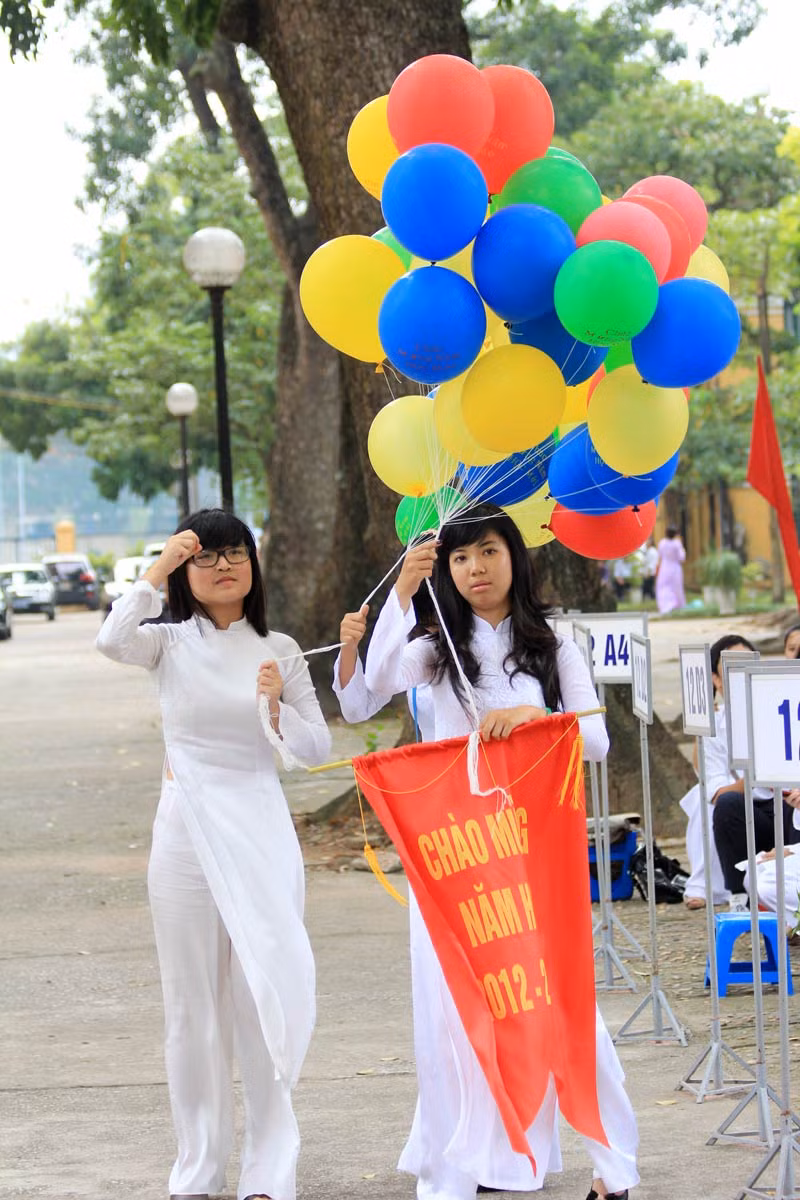 Chào năm học mới với những nét duyên mới của các nữ sinh. >>Gặp cô giáo siêu kute trong ngày khai giảng trường Ams >>Xúc động hình ảnh chú lính chì Thiện Nhân vào lớp 1 >>Xúc động clip: Học sinh khiếm thính hát Quốc ca bằng tay