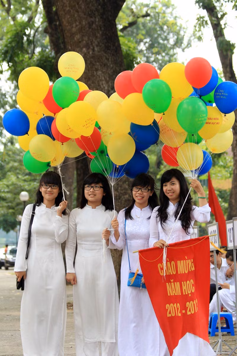 "Xì tin" bên chùm bóng bay. >>Gặp cô giáo siêu kute trong ngày khai giảng trường Ams >>Xúc động hình ảnh chú lính chì Thiện Nhân vào lớp 1 >>Xúc động clip: Học sinh khiếm thính hát Quốc ca bằng tay