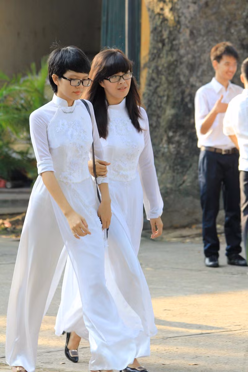 Thướt tha cùng tà áo... >>Gặp cô giáo siêu kute trong ngày khai giảng trường Ams >>Xúc động hình ảnh chú lính chì Thiện Nhân vào lớp 1 >>Xúc động clip: Học sinh khiếm thính hát Quốc ca bằng tay
