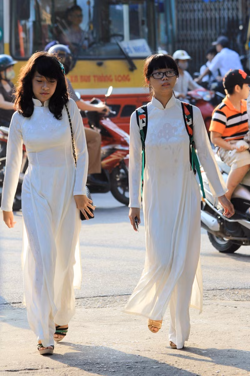 Nữ sinh trường Chu Văn An duyên dáng áo dài ngày khai trường. >>Gặp cô giáo siêu kute trong ngày khai giảng trường Ams >>Xúc động hình ảnh chú lính chì Thiện Nhân vào lớp 1 >>Xúc động clip: Học sinh khiếm thính hát Quốc ca bằng tay
