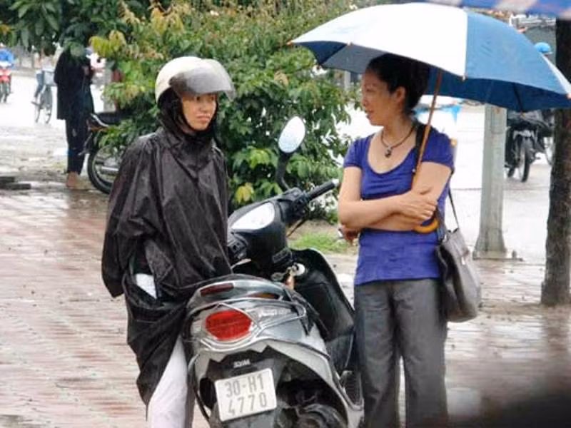 Vì con bố, mẹ sẵn sàng đội mưa chờ đợi cho tới lúc hết giờ làm bài.