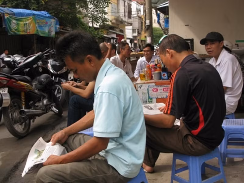Hoặc tranh thủ ngồi uống nước chè, đọc báo đợi con thi.