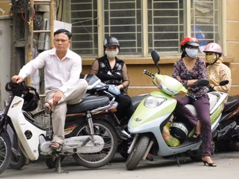 Số phụ huynh khác vẫn kiên nhẫn chờ.