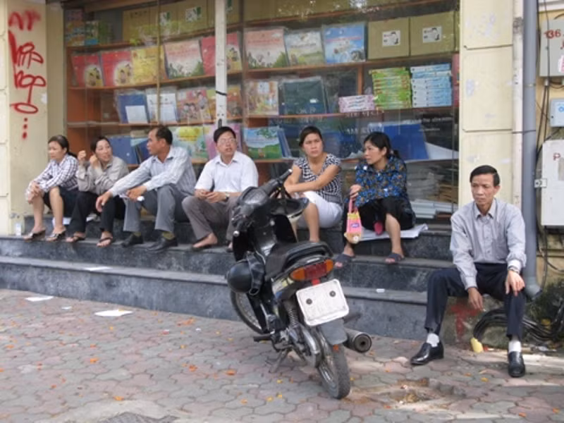 Một số phụ huynh tìm nơi bóng râm trú nắng chờ con.