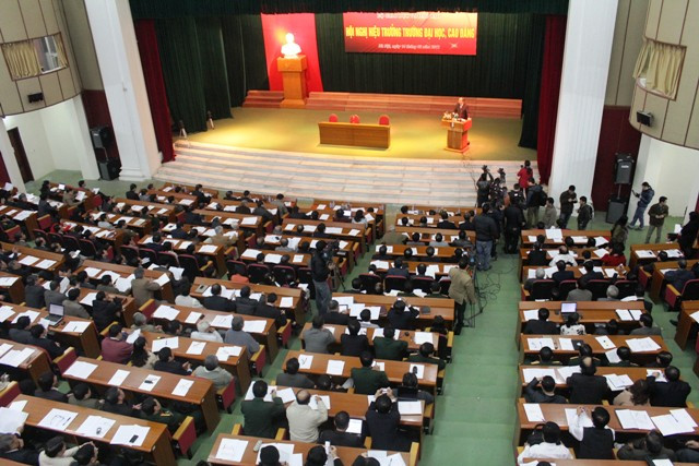 Nhiều trường chấp nhận nộp phạt để tăng chỉ tiêu tuyển sinh. Phải chăng việc xử phạt hành chính chưa đủ sức răn đe? Nhiều trường chấp nhận nộp phạt để tăng chỉ tiêu tuyển sinh. Phải chăng việc xử phạt hành chính chưa đủ sức răn đe?