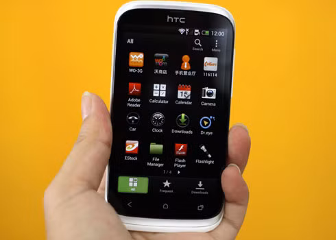 Với sự có mặt của Desire V, HTC sẽ gia tăng nhóm sản phẩm phổ thông. Hiện trên thị trường hãng này đã có Explorer ở mức dưới 5 triệu, bản Wildfire S cao hơn. Hãng hiện chưa thông báo giá bán Desire V, giá quốc tế là 345 USD (tương đương 7 triệu đồng). (Màn hình cảm ứng 4 inch hiển thị hình ảnh sáng, đẹp)