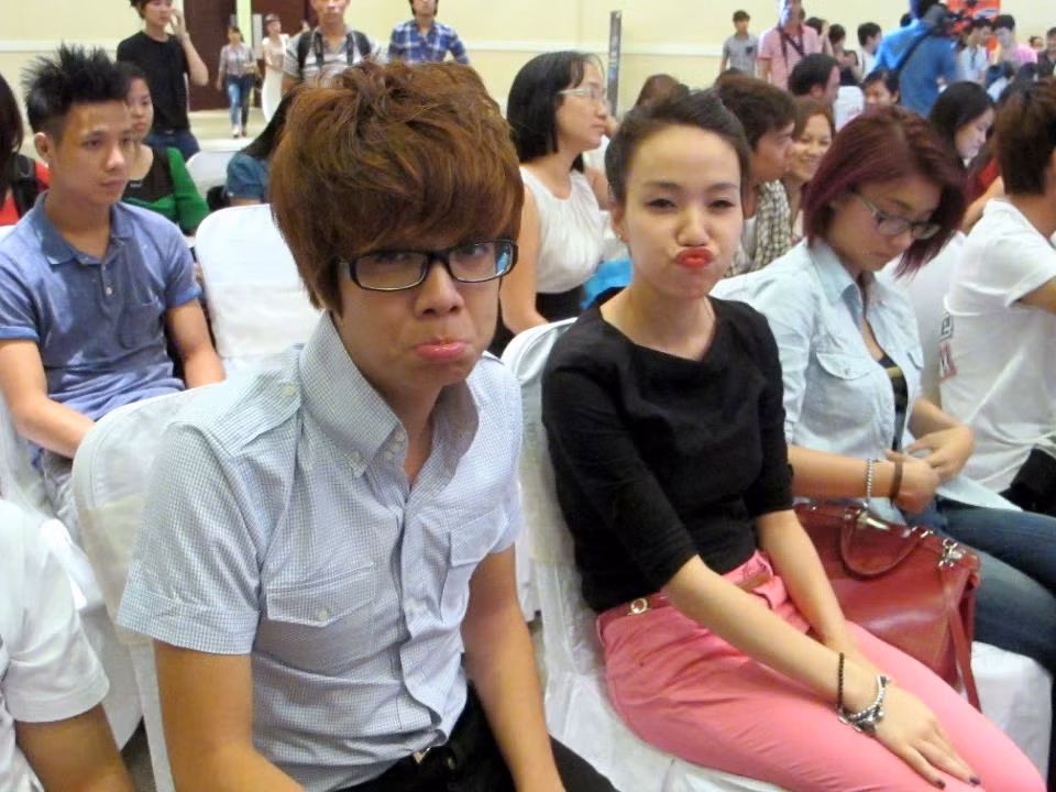 Thí sinh pose hình tại họp báo