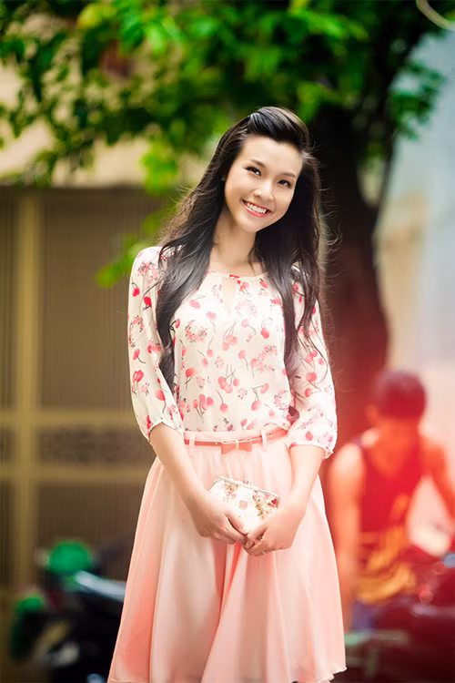 Hoàng Oanh tên đầy đủ là Vũ Ngọc Hoàng Oanh, cô cũng từng đoạt giải Hot Vteen 2006, Hoa khôi thể thao 2012.