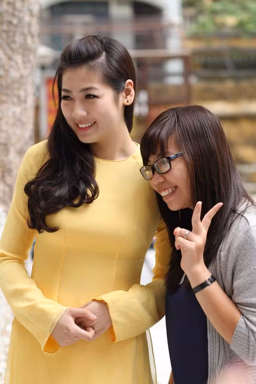 Diện trên mình chiếc áo dài truyền thống màu vàng, Dương Tú Anh vô cùng rạng rỡ và nổi bật giữa hàng trăm bạn bè có mặt tại khán phòng. (Theo tiin)