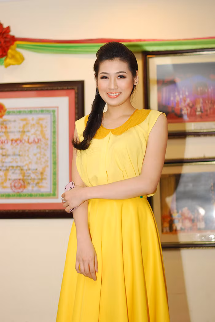 Xuất hiện trong bộ đầm vàng rực rỡ, Tú Anh thu hút mọi ống kính máy ảnh hướng về phía mình.