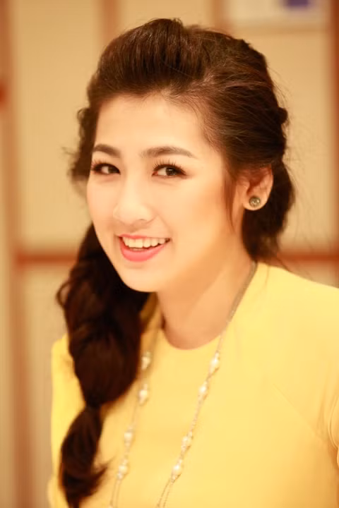Với bộ áo dài màu vàng nhạt, Dương Tú Anh thêm đằm thắm và đậm đà nét Á Đông. (ảnh TPO)