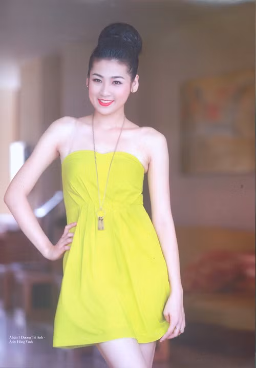 Chiếc váy màu vàng cốm giúp làn da trắng mịn màng cùng vẻ đẹp rạng ngời của Á hậu thêm tỏa nắng. (Ảnh tintuconline)
