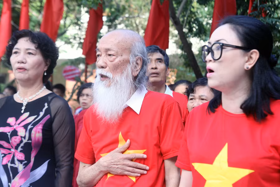 Hình ảnh thầy Văn Như Cương trong ngày khai giảng Trường Lương Thế Vinh.