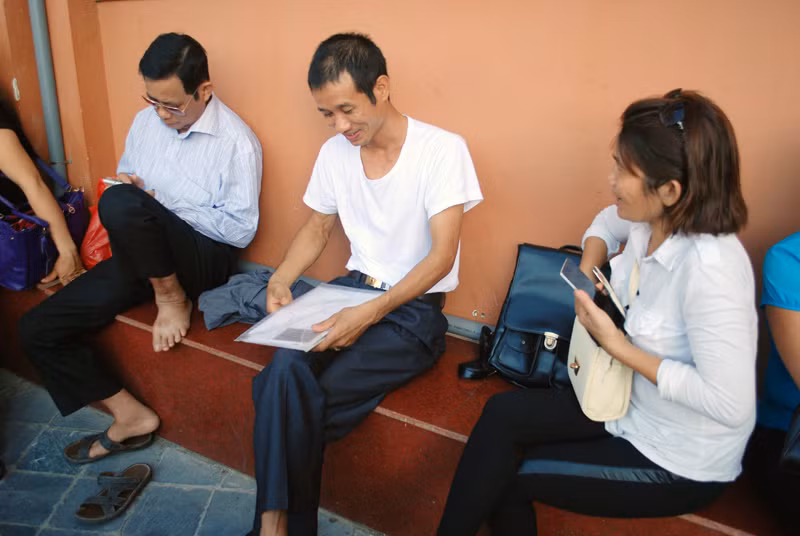 Bố cẩn thận chuẩn bị những dụng cụ cần thiết giúp con trước khi vào thi.