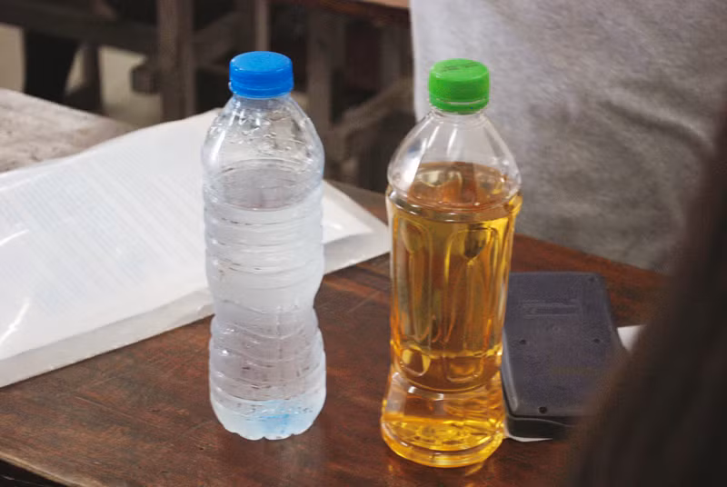 Chai nước là lựa chọn của mỗi thí sinh bên cạnh những vật dụng cần thiết để làm bài thi.