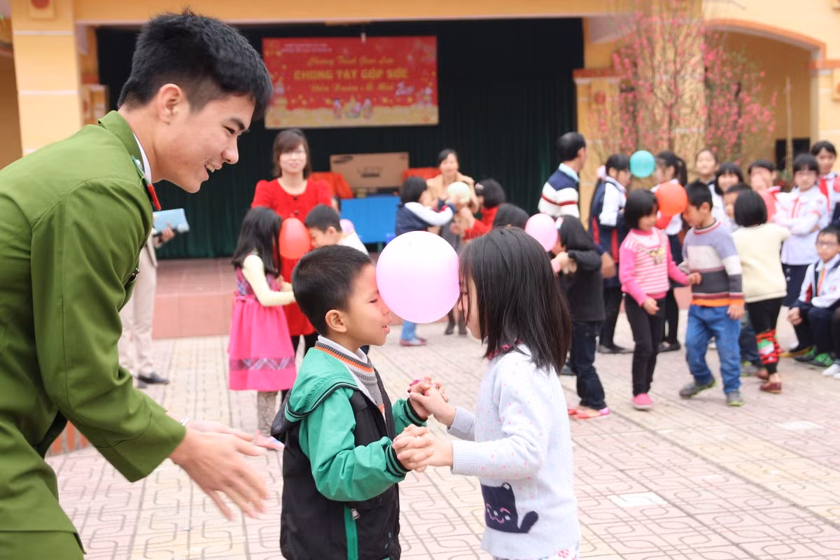 Sinh viên Học viện Cảnh sát tổ chức chơi trò chơi với các em học sinh. Ảnh: Quốc Bảo, Khánh Nguyễn Sinh viên Học viện Cảnh sát tổ chức chơi trò chơi với các em học sinh. Ảnh: Quốc Bảo, Khánh Nguyễn