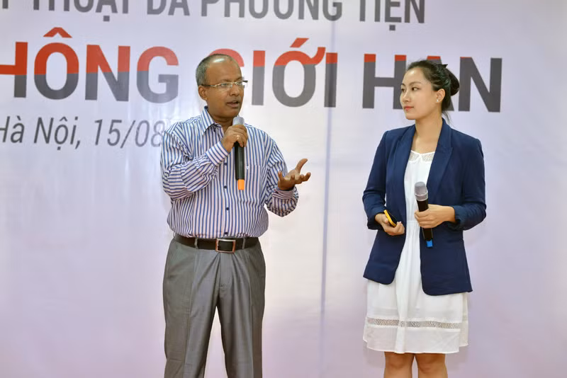 Ông Rajat Adhikary, trưởng đại diện Arena Toàn cầu tại Việt Nam chia sẻ nghề đa phương tiện với sinh viên Việt Nam.