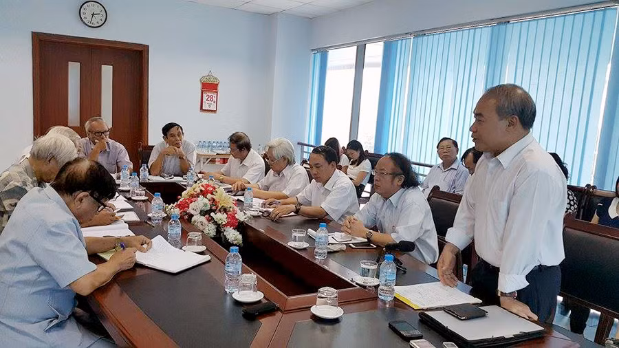 Nhận lời mời của Hiệp hội các trường đại học, cao đẳng Việt Nam, Thứ trưởng Bộ GD&ĐT Nguyễn Vinh Hiển và lãnh đạo Vụ Trung học phổ thông đã tới dự và truyển đạt những tư tưởng cơ bản của Dự thảo Chương trình. Ảnh Xuân Trung Nhận lời mời của Hiệp hội các trường đại học, cao đẳng Việt Nam, Thứ trưởng Bộ GD&ĐT Nguyễn Vinh Hiển và lãnh đạo Vụ Trung học phổ thông đã tới dự và truyển đạt những tư tưởng cơ bản của Dự thảo Chương trình. Ảnh Xuân Trung