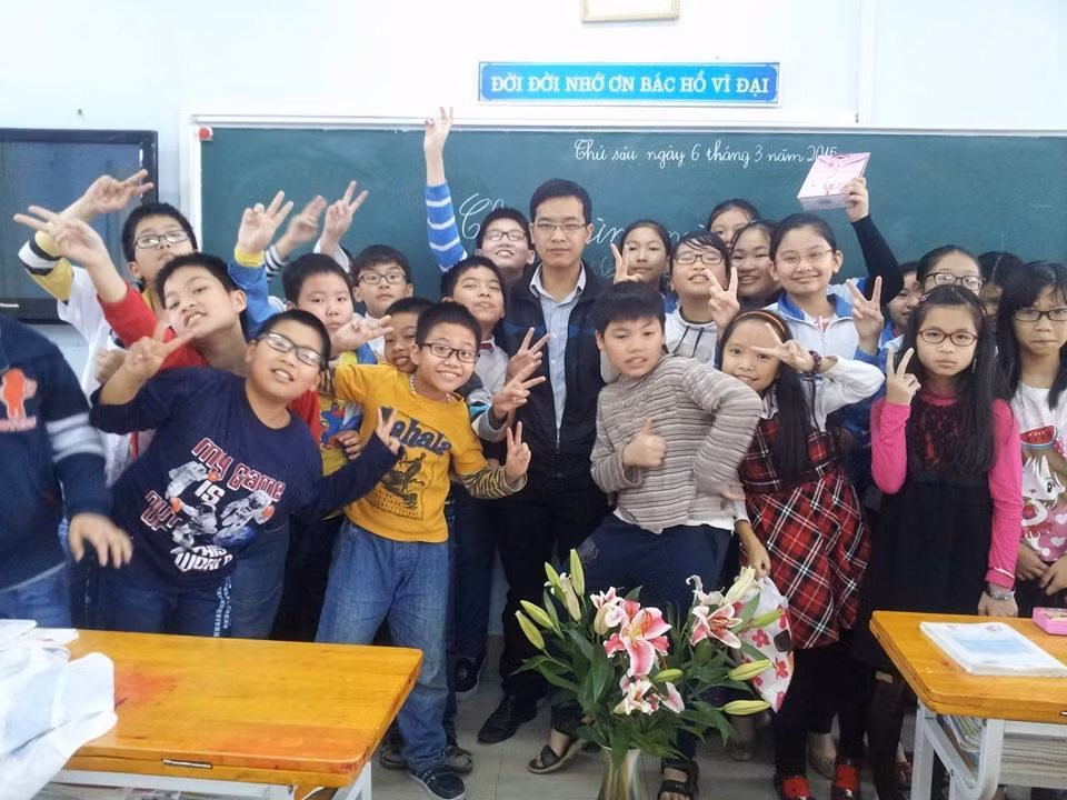 Thầy Việt và học sinh của mình. Ảnh trang cá nhân thầy giáo Hoàng Đại Việt.