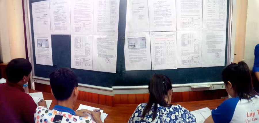 Trước mặt các thí sinh là những thông tin cập nhật thứ tự, những điều thí sinh quan tâm ở các ngành học, cơ hội việc làm.
