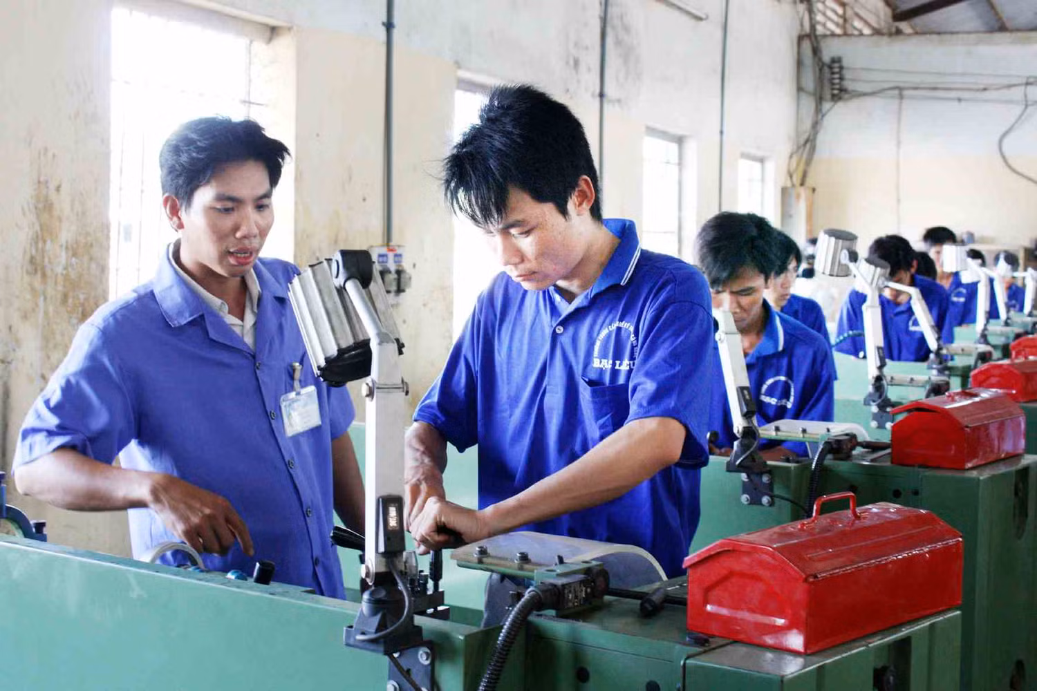 GS. Phạm Tất Dong coi trọng xã hội hóa giáo dục bao nhiêu thì ông cũng coi trọng việc nghề nghiệp hóa bấy nhiêu. Xã hội hóa tạo nên phẩm chất, năng lực, những năng lực phẩm chất đó là những thứ cơ bản nhất để đi học nghề. Ảnh Báo Hải Quan.
