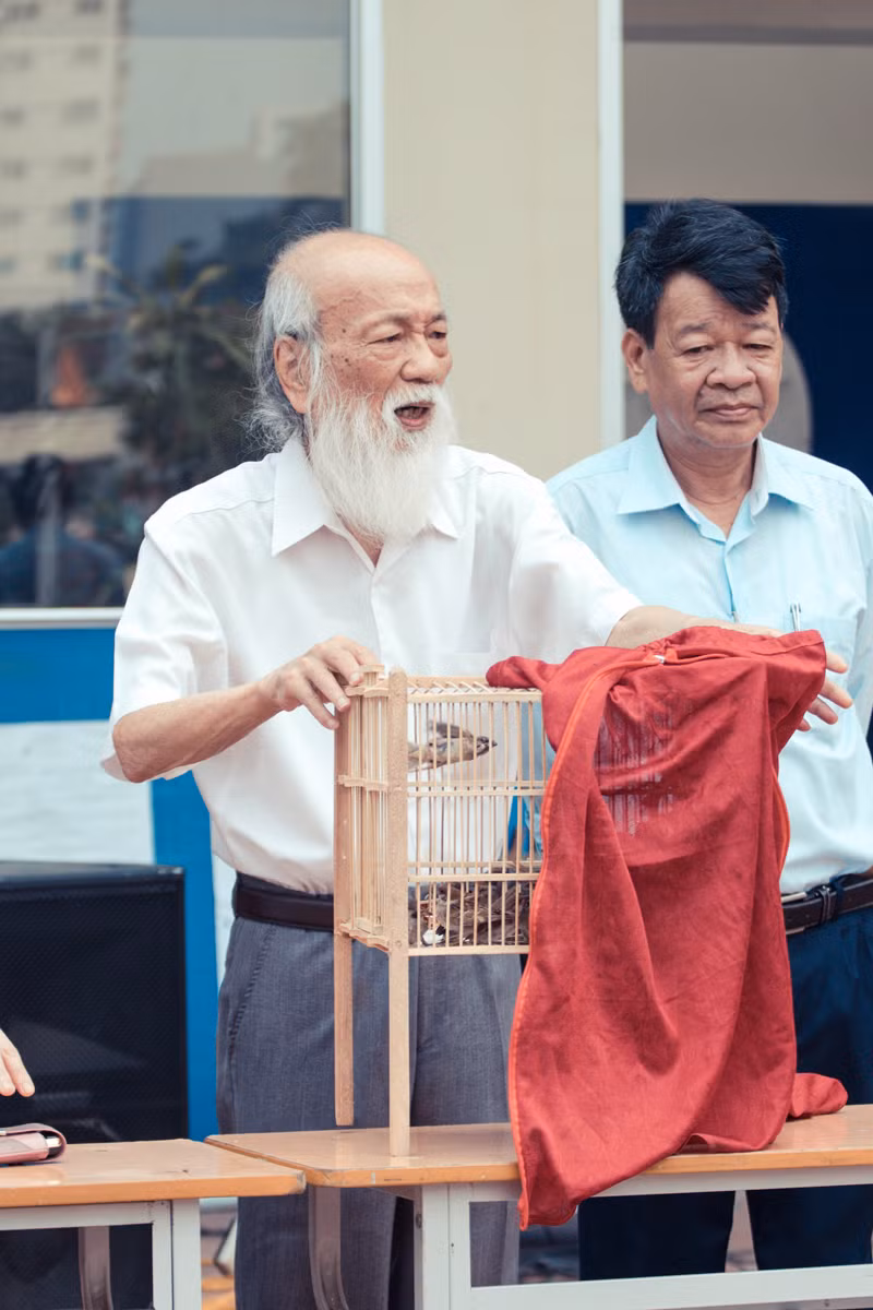 Từ sáng, thầy Văn Như Cương có mặt để chuẩn bị cho buổi lễ thả chim phóng sinh cùng các trò yêu quý của mình.