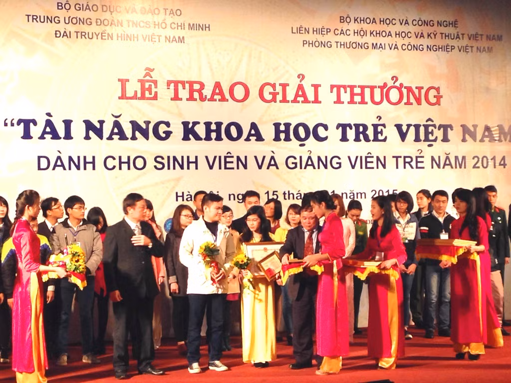 Sinh viên, giảng viên trong Lễ trao giải sáng nay. Ảnh Thu Ngà