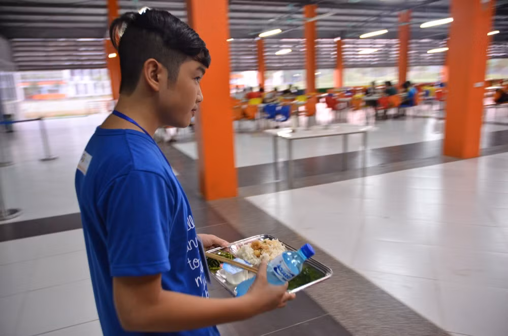 Thí sinh sẽ không ăn những bữa cơm hàng ngày cùng cha mẹ với bát đũa và mâm cơm. Thay vào đó các suất ăn được chia theo phần. Thí sinh học cách sống tập thể qua những giờ ăn tại căng tin.