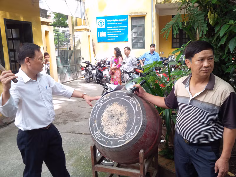 Buổi lễ tri ân các thầy cô, cha me, các em học sinh lớp 12 nhà trường được nghe lần cuối tiếng trống trường quen thuộc. Ảnh PT