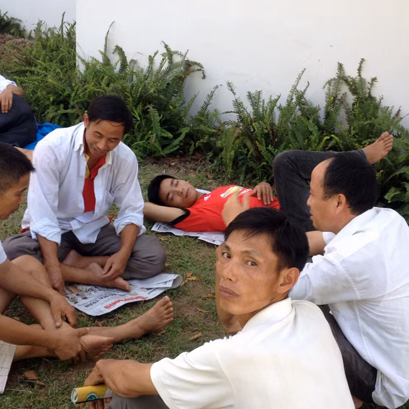 Hoặc lựa chọn những nơi râm mát, ngay cả bãi cỏ trước điểm thi.