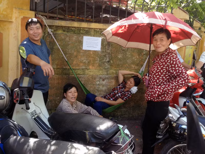 Mắc võng chờ con thi.