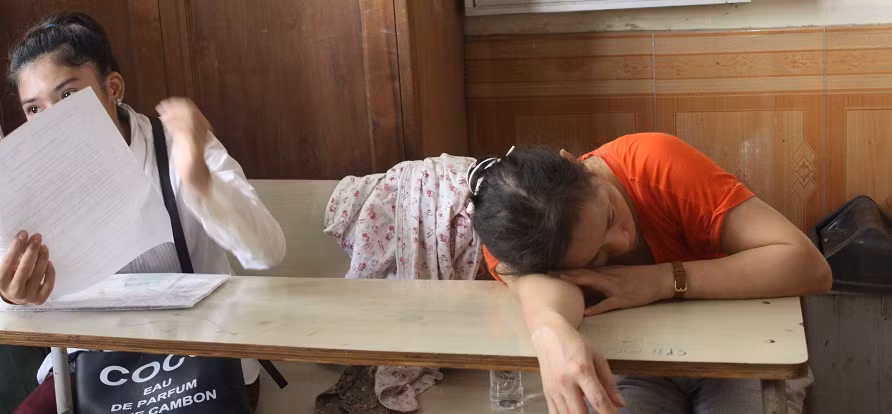 Phụ huynh đến mệt cho đợt xét tuyển nguyện vọng 1, nhiều vị nói như mặc kệ số phận của con, đỗ thì đỗ mà không đỗ thì thôi. Ảnh Thùy Linh