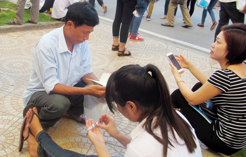 Thí sinh và người nhà tại Cụm thi Đại học Công nghiệp Hà Nội. Ảnh Minh Ngọc