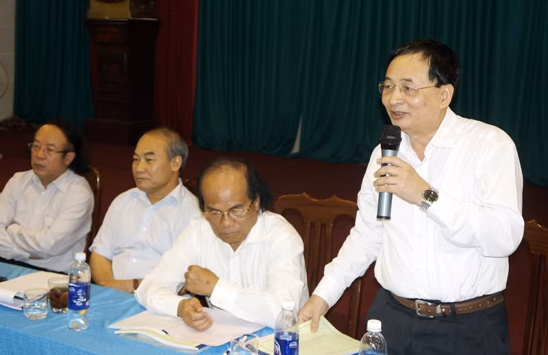 Vụ trưởng Phạm Ngọc Định trao đổi với báo chí xung quanh nội dung mới của câp tiểu học. Ảnh Xuân Trung