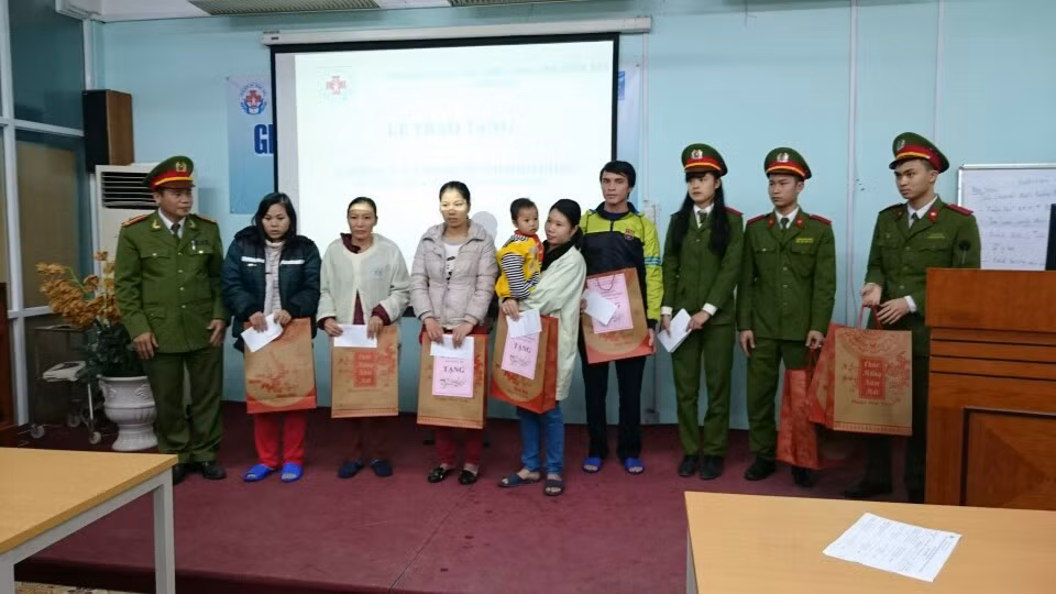 Thầy giáo và sinh viên Học viện Cảnh sát tổ chức tặng quà ở Bệnh viện nhi Trung ương. Ảnh: Quốc Bảo, Khánh Nguyễn Thầy giáo và sinh viên Học viện Cảnh sát tổ chức tặng quà ở Bệnh viện nhi Trung ương. Ảnh: Quốc Bảo, Khánh Nguyễn