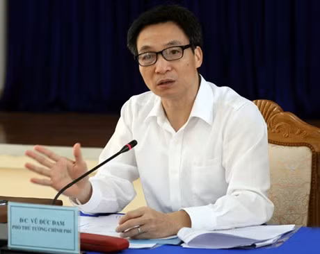 Phó Thủ tướng Vũ Đức Đam: Kỳ thi lần này đặt ra để nhằm đổi mới phương pháp, cải cách chương trình, sách giáo khoa, là làm sao bớt nhiêu khê, phiền hà cho xã hội. Phó Thủ tướng Vũ Đức Đam: Kỳ thi lần này đặt ra để nhằm đổi mới phương pháp, cải cách chương trình, sách giáo khoa, là làm sao bớt nhiêu khê, phiền hà cho xã hội.