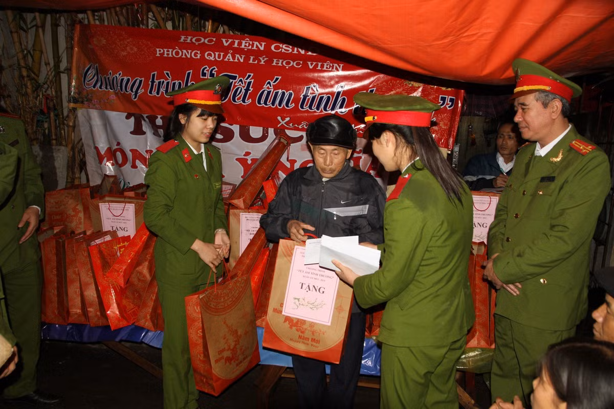Thầy và trò thăm hỏi và tặng quà cho các bệnh nhân Xóm chạy thận. Ảnh: Quốc Bảo, Khánh Nguyễn Thầy và trò thăm hỏi và tặng quà cho các bệnh nhân Xóm chạy thận. Ảnh: Quốc Bảo, Khánh Nguyễn