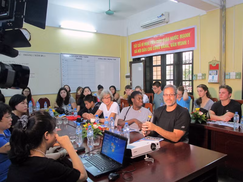 Học sinh và các thầy cô giáo trường George có chuyến thắm trường THPT Đinh Tiên Hoàng. Ảnh Xuân Hải Học sinh và các thầy cô giáo trường George có chuyến thắm trường THPT Đinh Tiên Hoàng. Ảnh Xuân Hải
