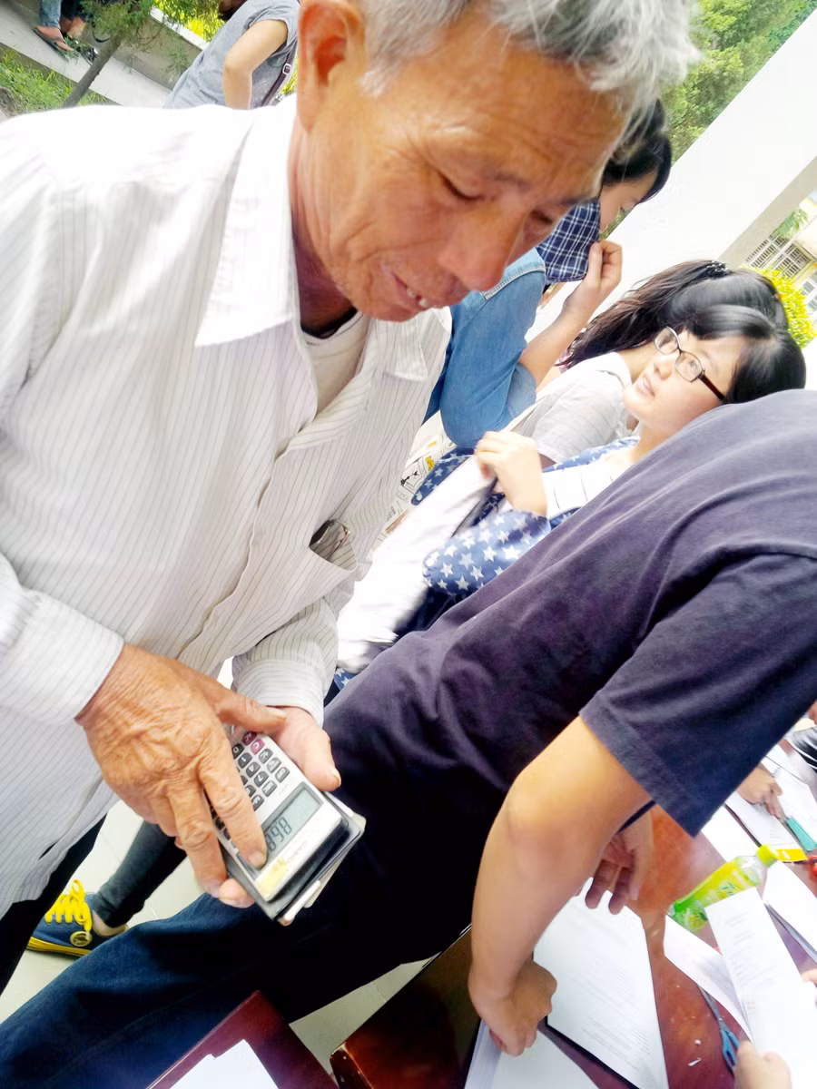 Trên tay người cha này là chiếc máy tính để ông tính xem con mình đang xếp thứ tự bao nhiêu trên bảng xếp hạn nguyện vọng vào trường Đại học Bách khoa Hà Nội. Ảnh Phương Thảo