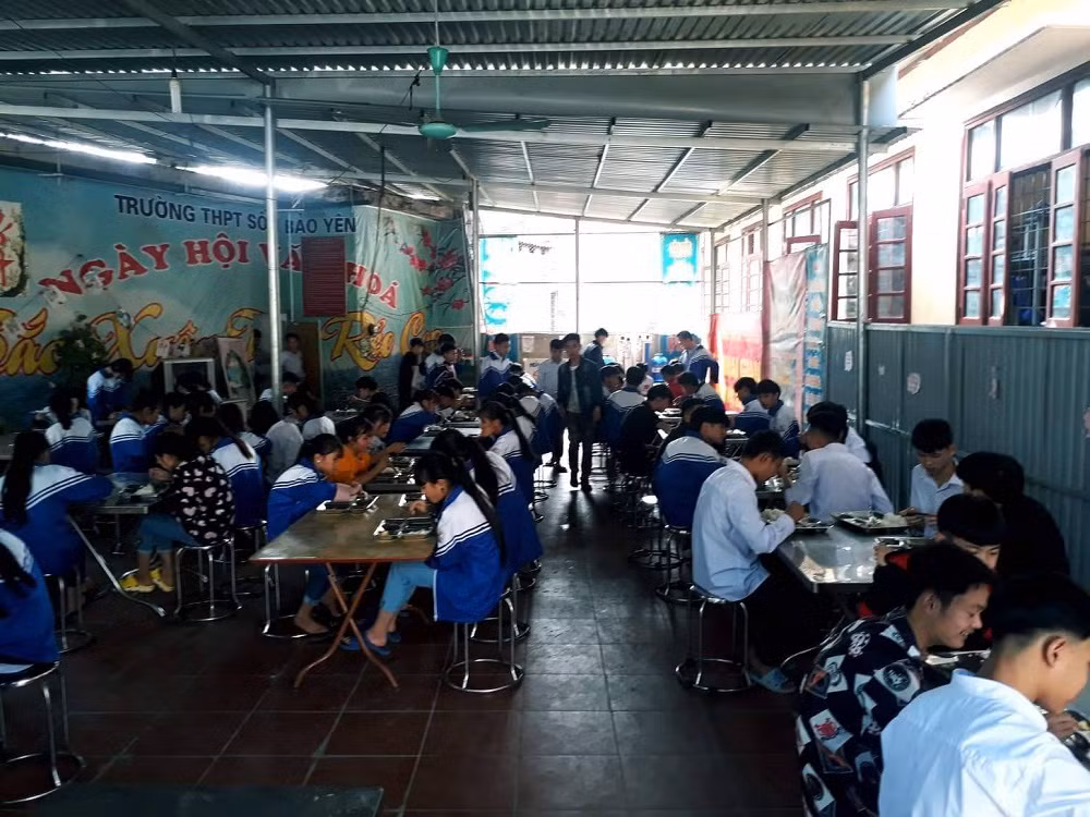 Học sinh bán trú ăn ở tại trường, phụ huynh chẳng phải lo (Ảnh:H.H)