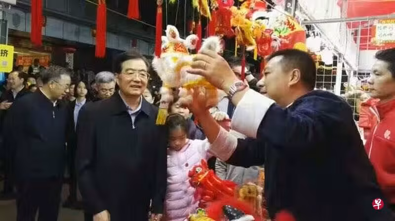 Ông Hồ Cẩm Đào đi chợ hoa 29 Tết tại Quảng Đông, ông Hồ Xuân Hoa - Bí thư tỉnh tháp tùng, nhưng không thấy báo chí đưa tin. Ảnh: Liên Hợp.