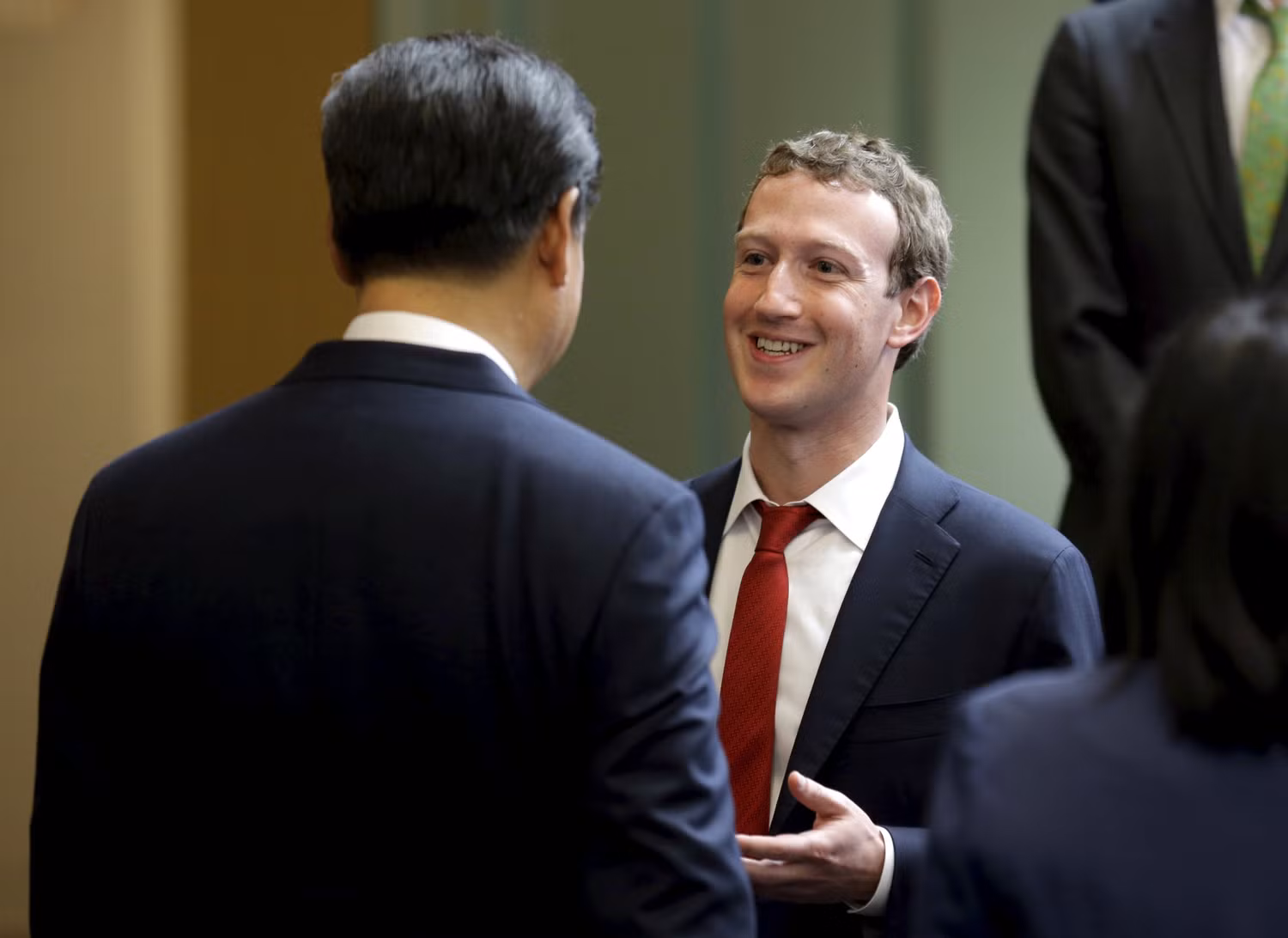 Mark Zuckerberg trong một cuộc trò chuyện với ông Tập Cận Bình, ảnh: The Business Times.
