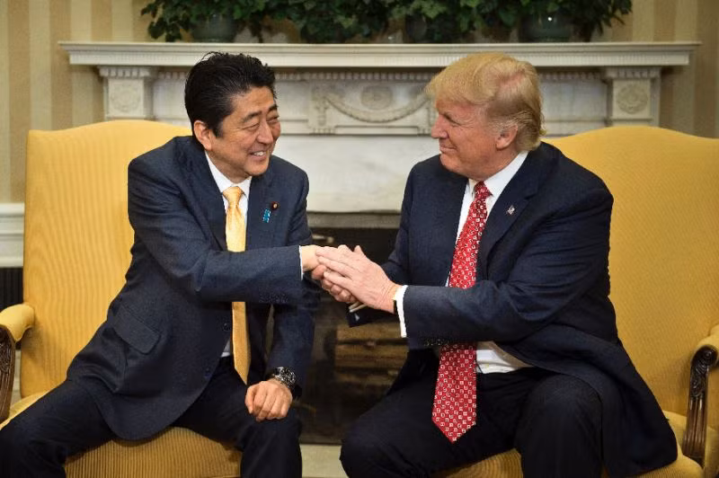 Thủ tướng Nhật Bản Shinzo Abe và Tổng thống Hoa Kỳ Donald Trump tại phòng Bầu Dục, Nhà Trắng, ảnh: Yahoo News.