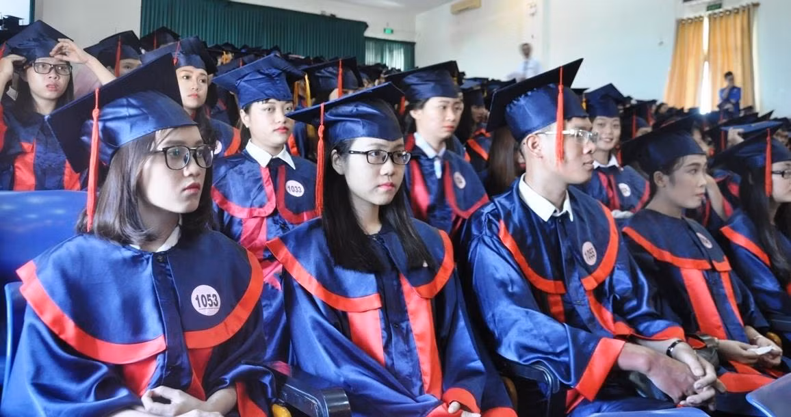 Nhiếu ý kiến cho rằng cần có chính sách phân công công tác cho sinh viên sư phạm sau tốt nghiệp. (Trong ảnh: sinh viên Đại học Sư phạm Đà Nẵng trong lễ tốt nghiệp). Nhiếu ý kiến cho rằng cần có chính sách phân công công tác cho sinh viên sư phạm sau tốt nghiệp. (Trong ảnh: sinh viên Đại học Sư phạm Đà Nẵng trong lễ tốt nghiệp).