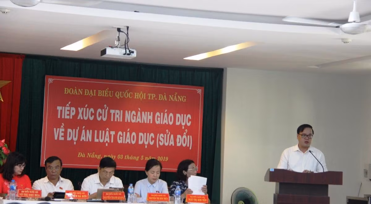 Đoàn Đại biểu Quốc hội thành phố Đà Nẵng tổ chức tiếp xúc cử tri ngành giáo dục về Luật giáo dục sửa đổi. Ảnh: AN