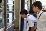 Người đã học xong trình độ cao đẳng nhưng không có bằng cấp ba, được học liên thông thẳng lên trình độ đại học nếu đáp ứng được các yêu cầu.(Trong ảnh: Học sinh ở Đà Nẵng xem số báo danh, chuẩn bị kỳ thi trung học phổ thông quốc gia năm 2018).