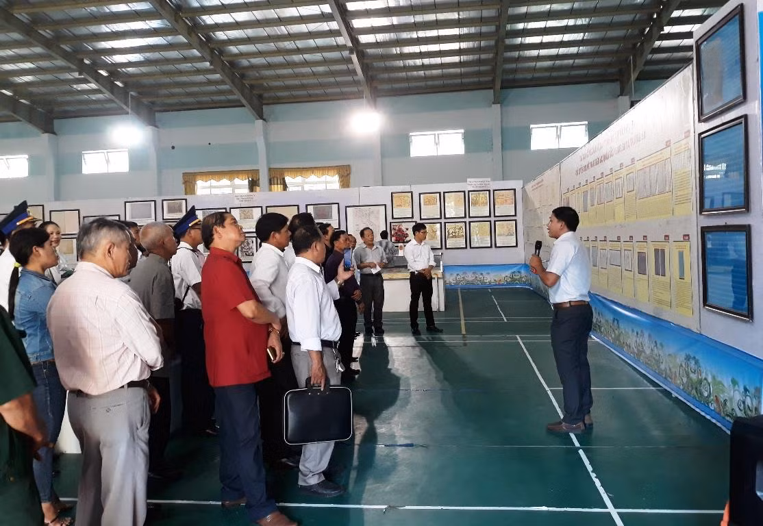Trưng bày tư liệu với chủ đề “Hoàng Sa, Trường Sa của Việt Nam – Những bằng chứng lịch sử và pháp lý”.