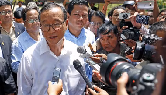 Lãnh đạo phe đối lập Campuchia Sam Rainsy gặp gỡ báo chí bên ngoài nhà tù Prey Star hôm Thứ Hai. Ảnh: The Phnom Penh Post. Lãnh đạo phe đối lập Campuchia Sam Rainsy gặp gỡ báo chí bên ngoài nhà tù Prey Star hôm Thứ Hai. Ảnh: The Phnom Penh Post.
