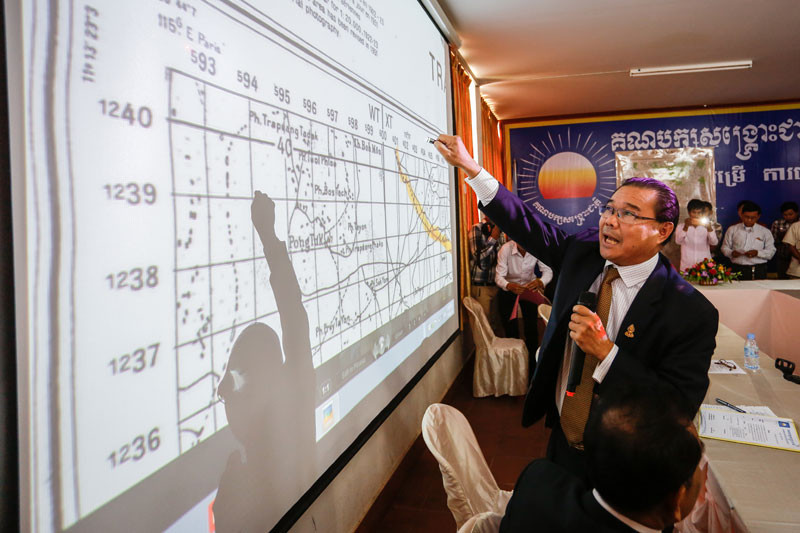 Nghị sĩ phe đối lập CNRP Hong Sokhour trong buổi trao "phiên bản kỹ thuật số bản đồ (được cho là có thể hiện biên giới) Việt Nam - Campuchia" mà CNRP mua ở Pháp cho Viện Hàn lâm Hoàng gia Campuchia. Ảnh: The Cambodia Daily.